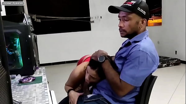 Chamei o tecnico pra atualizar meu computador ele mim chupou encima da mesa