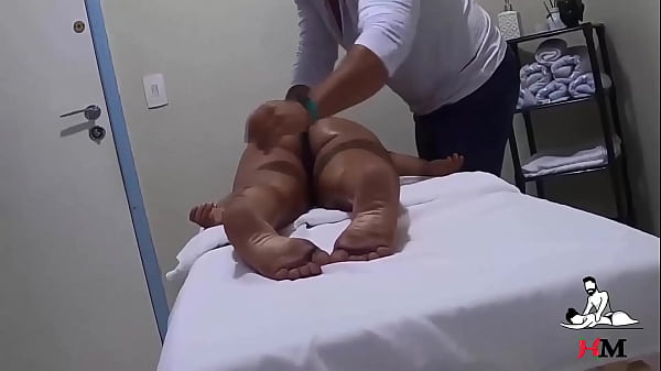Ninfeta gozou na massagem e_acabou fodendo com massagista camera_escondida flagrou tudo