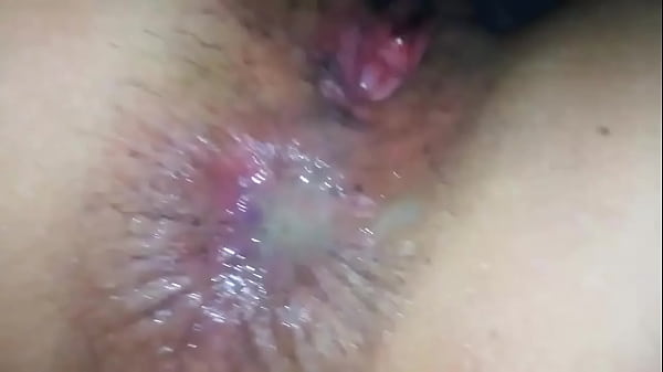 Leche en el culo abierto