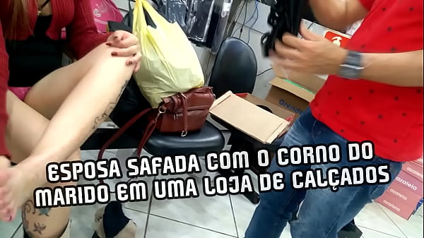 Corno Manso Filmando Sua Esposa Comprando Sapatos E Fazendo Exibicionismo thumbnail