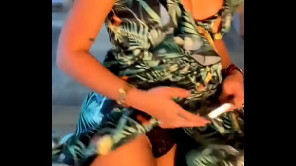 Sara uribe en un descuido muestra su ropa interior 