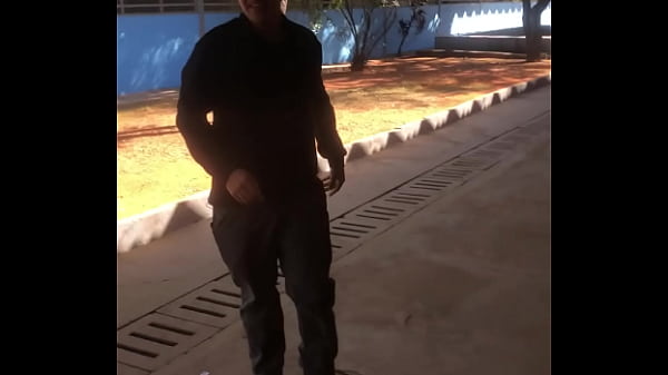 Novinho dotado sobe no pau na escola