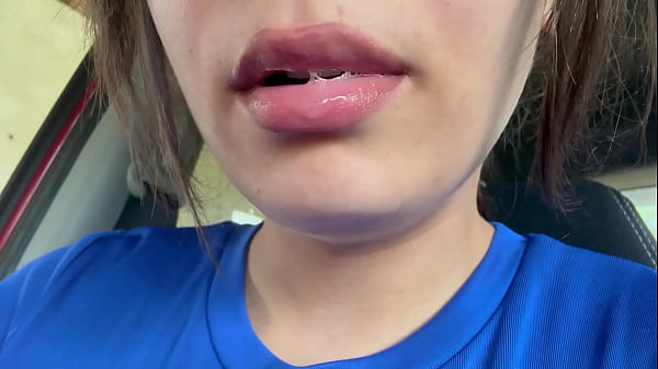 Play MP4 - AWESOME SPITTING MOUTH LATINA