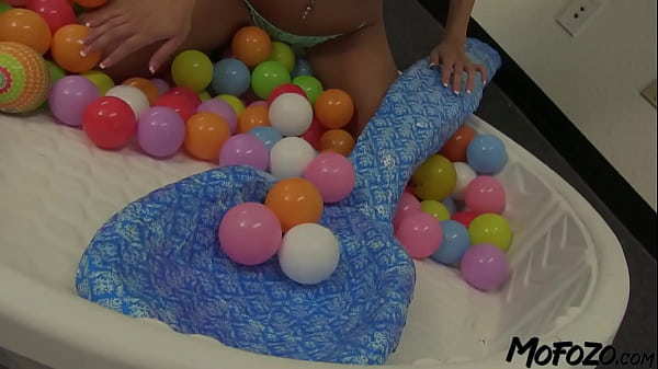 Nonton Mofozo.com - Brunette Stripper Loves Licking Balls thumbnail