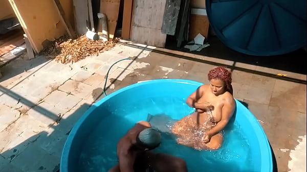 Nonton Nova Big Milf Na Sacada Da Casa Damas E Vagabundas thumbnail