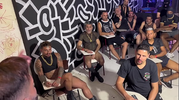 Um Sala, Machos Dispostos A Aprender A Arte Da Putaria Numa Suruba Generalizadaonde O Tes&atilde;o &eacute; Quem Manda - 01 thumbnail