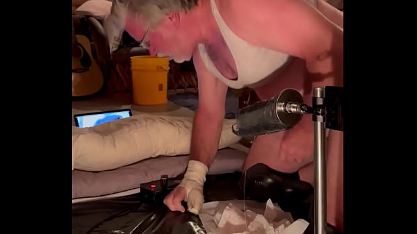 Viejo gordo blanco se mete enormes consoladores en una m&aacute;quina por el culo 