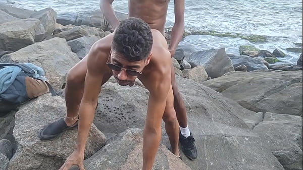 Maior Putaria Em Plena Praia Do Rj, Servindo A Machos Sedentos , 1&deg; Parte ... thumbnail