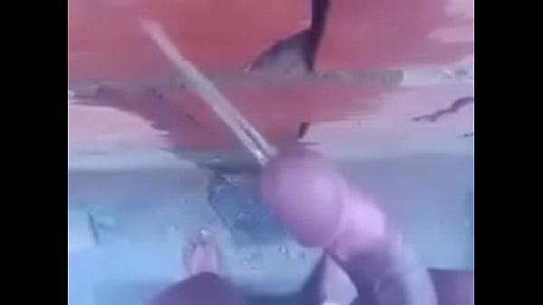 Play MP4 - Orinando con el pene parado