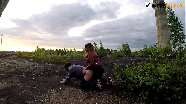 Публично ебу своего мужа на крыше возле железной дороги Страпон использовала сперму как смазку