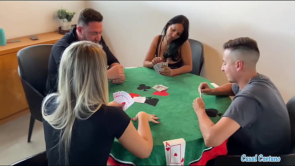 Play MP4 - Jogo de Cartas Vira Troca de Casal&colon; Foda Quente com Amigos - HD