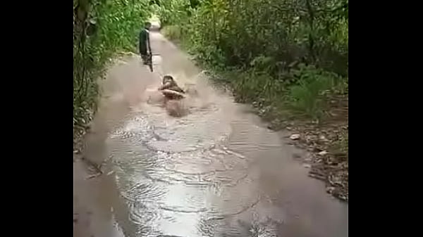 Roberio lindo pulando na lama