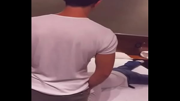 Hetero curioso me folla a pelo y con ropa luego de unos tragos en el bar 