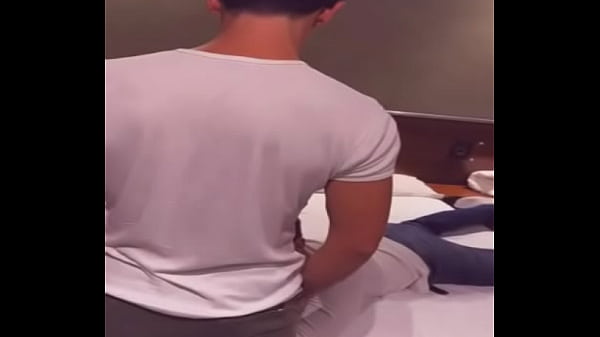 Play MP4 - Hetero curioso me folla a pelo y con ropa luego de unos tragos en el bar