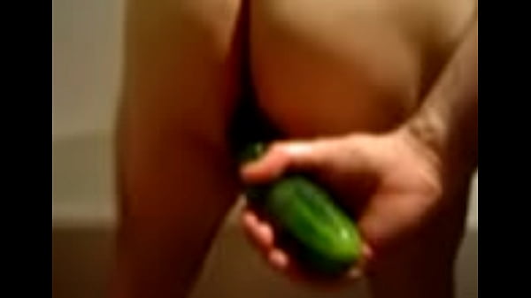 Viado brincando com o pepino no cu 