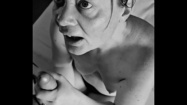 Je suce une bonne bite d un inconnu et le fait jouir dans ma bouche 