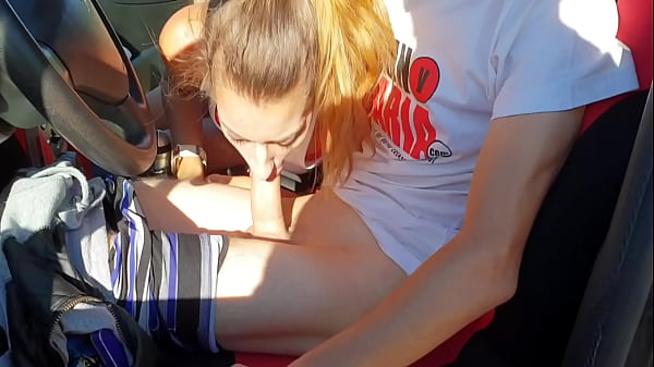 Preciosa Teen Follada Al Aire Libre Encima Del Cohe Reciendo Toda La Leche Dentro thumbnail