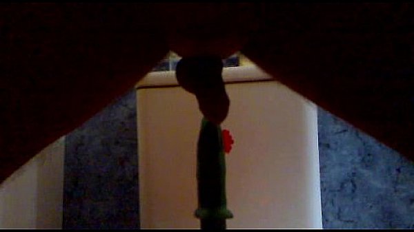 Tuga com vibrador no c&uacute; 