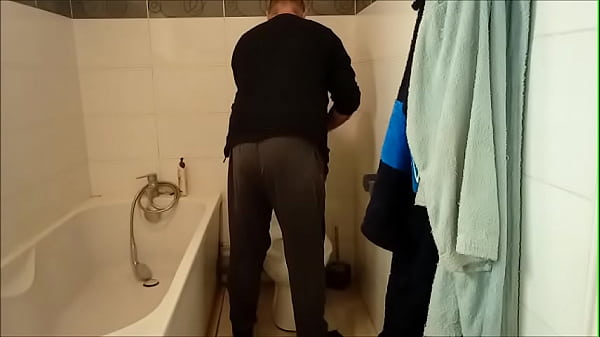 Play MP4 - Fredpetitcoeur - Homme qui se masturbe en cachette dans les wc