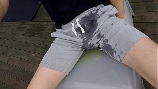 Play MP4 - Pissing in bermuda shorts outside hotel