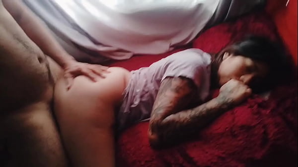 Prima culona de mi esposa se quedaa desnuda y entro a su habitacióna llenarle la pucha de semen