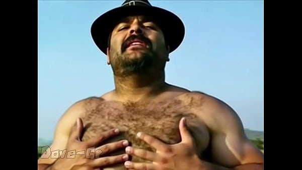 Gitano del_Este baila provocativo