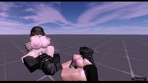 Dos chicas militares se encuentran a un enemigo ylo invitan a follar