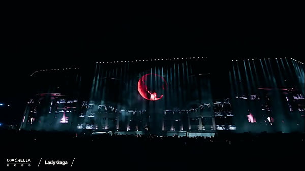 Narigudinha come o cu de v&aacute_rios gays na Calif&oacute_rnia