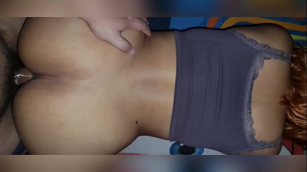 COGIENDO A MAM&Aacute; SOLTERA MIENTRAS SUS HIJOS JUEGAN EN EL PATIO!!! CULONA LATINA EN CUATRO! PUTA MOROCHA!! 