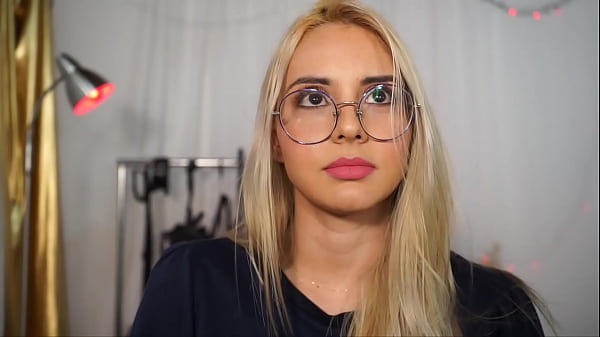 colombiana rubia de tetas perfectas inicia su carrera en el porno 