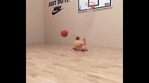 Gord&atilde_o com o pau de 1metro comendo uma mulher d. metros dealtura com 3 peitos enquanto joga basquete