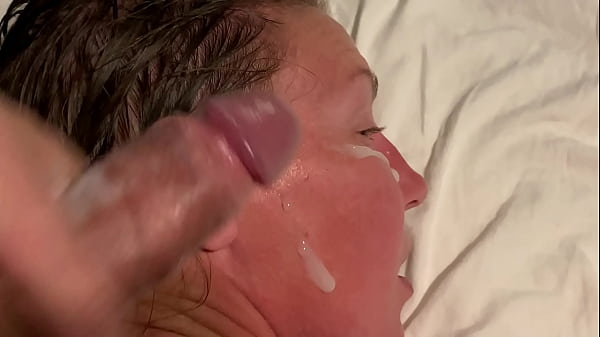 Buceta cremosa recebe gozada interna e duplo facial