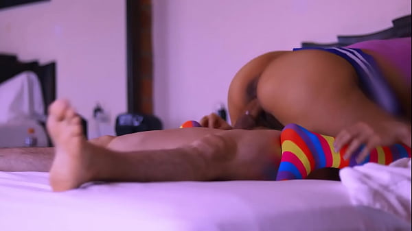 Lacolegiala susurró al oído de_su amante las fantasíasque había estado guardando en_secreto_incitándolo a hacerlas_realidady alcanzar un placer más alláde sus_límites