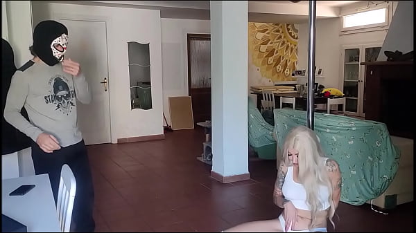 real amateurs fuck while she do a sexy pole 