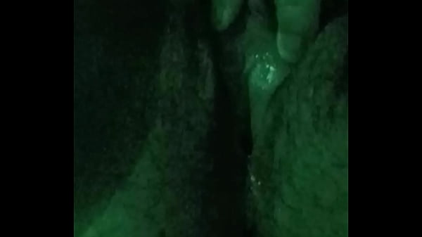 ABRINDO MINHA BUCETINHA VIRGEM MOLHADINHA PRA SER LAMBIDA 