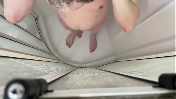 Gar&ccedil;on se se dans sa douche 