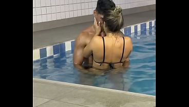 POV Corno - &quot_Olha como ele me fode seu corno imprestavel&quot_ - Personal pauzudo fode casada safada na academia e marido corno manso grava tudo e fica na punheta. (Completo)