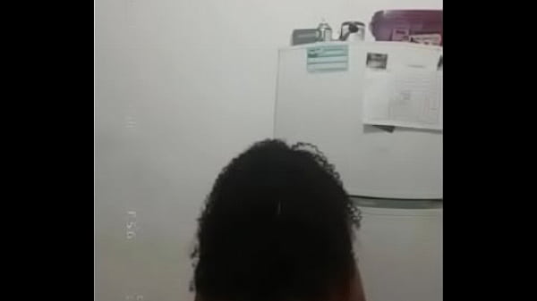 Novinha rebolando sem suti&atilde_