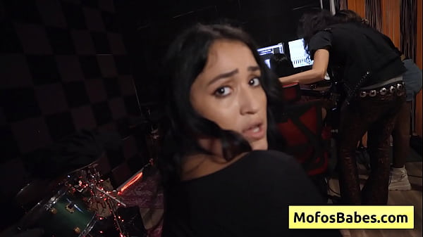 Distracted soundengineer seduced for a_blowjob_by natural bustybrunette teen Nia Bleu_Brett Maker