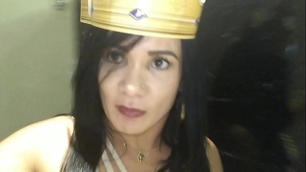 Fui comer um lanchinho no shopping entrei no banheiro errado e tomei no_cuzinho .veja_mais em xv red