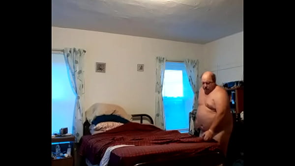 Play MP4 - Changing bed sheets