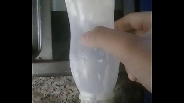 Casero se masturba en la cocina acaba en el tarro de la mayonesa