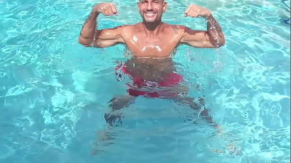 MAXXX LOADZ SHADOW BOXING IN POOL