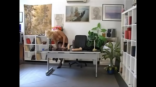 Nonton Tight Bottom Fisting On The Table thumbnail