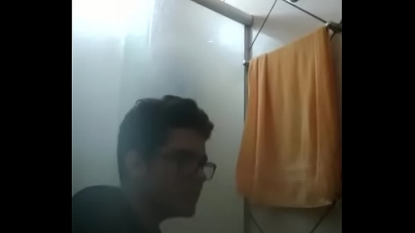 Nerdola tocando uma no banheiro 