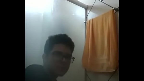 nerdola tocando uma no banheiro 