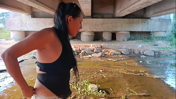 Play MP4 - Puta Locura - Amiga despechada pillada en la calle la llevo al r&iacute;o para reafirmarle las tripas