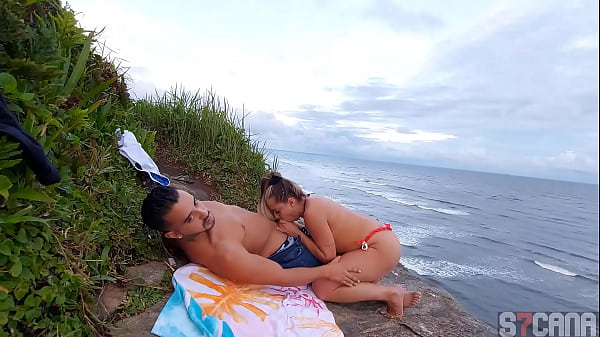 Flagrante homem transando com loira gostosa na praia itanhaem