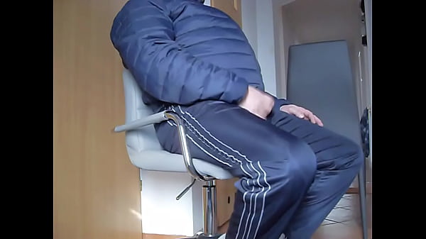 Masturbacja w śliskiej kurtce i dresach 