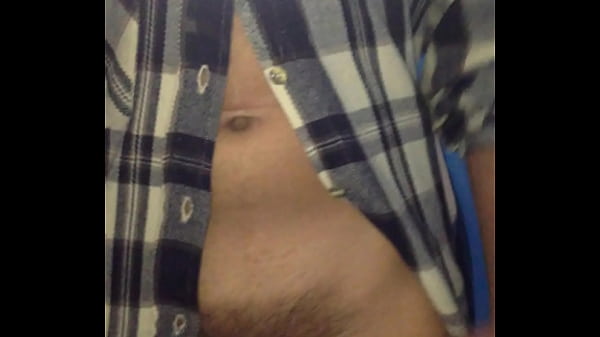 Novinho batendo o pau na barriga